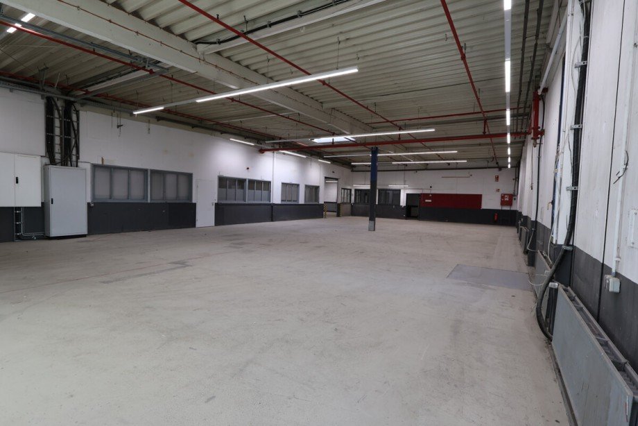 Halle hinterer Bereich Blick von Anlieferung in Halle Lager Bad Oeynhausen / Sundern