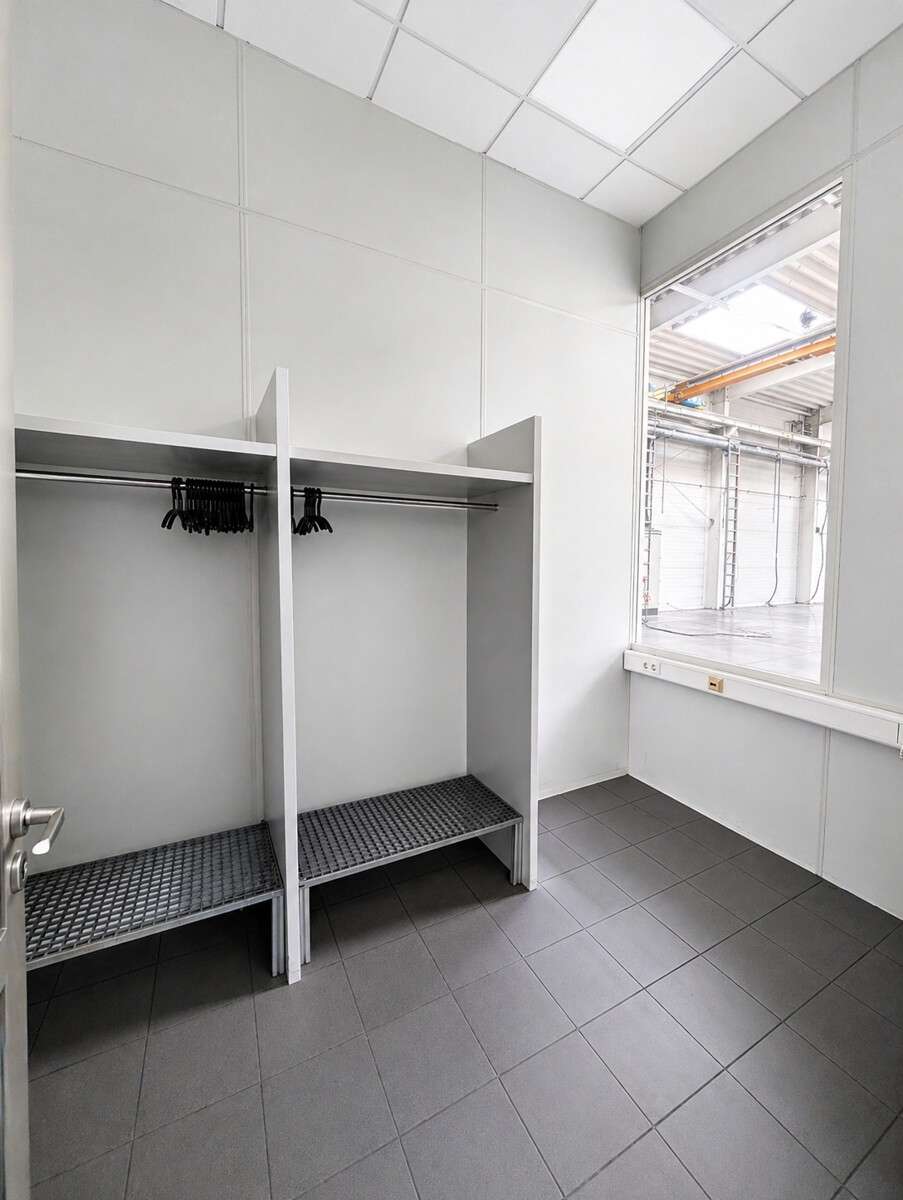 Halle s�d Umkleide Halle / Lager / Produktion L�bbecke