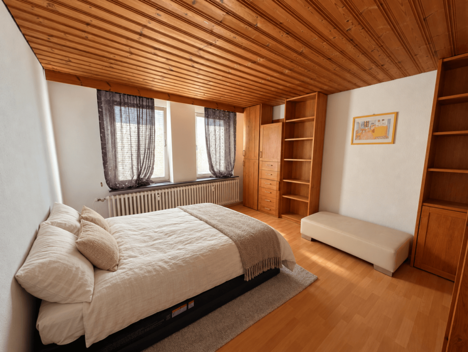 Aufger�umtes Schlafzimmer mit cremefarbener Bettw�sche Haus L�hne / Besebruch