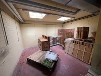 Bild (2fe1c531daffe2db687a74e9266f0594): Lagerhalle mit �berdachter Ladezone und gro�em Au�enbereich.