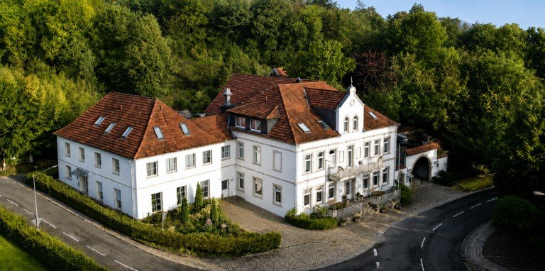 Hauptbild: Etabliertes Hotel- & Gastro-Anwesen am Wiehengebirge umfassend modernisiert