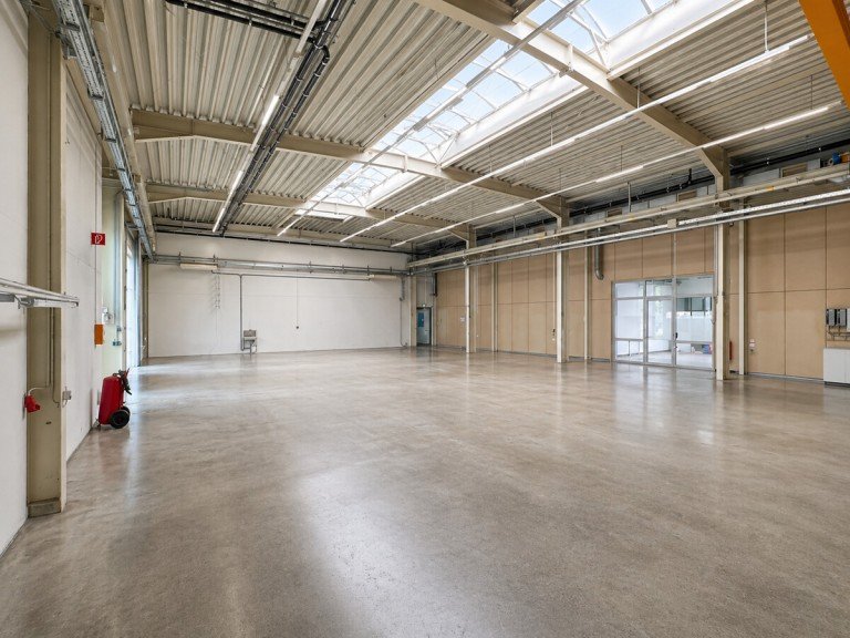 Halle L�bbecke Halle / Lager / Produktion Gepflegte Lagerfl�che mit B�roeinheit und repr�sentativem Konferenzraum