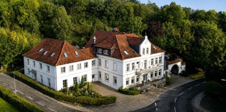 Hauptgeb�ude Bad Oeynhausen Gastgewerbe Etabliertes Hotel- & Gastro-Anwesen am Wiehengebirge umfassend modernisiert