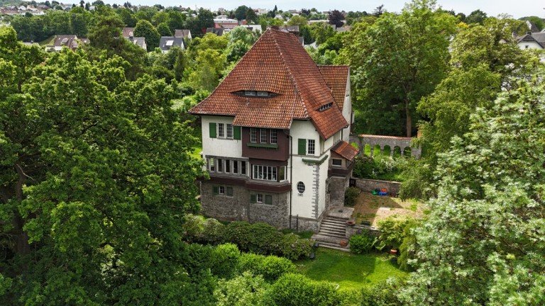 Titelbild Vlotho Mehrfamilienhaus Denkmalgesch�tzte Fabrikantenvilla an der Weser - Parkgrundst�ck mit drei zus�tzlichen Baupl�tzen