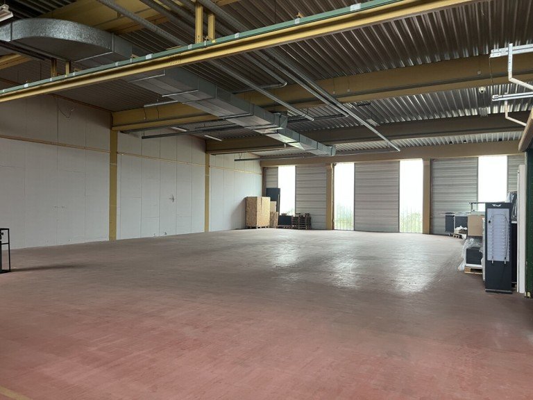 Halle L�bbecke Lager Lagerhalle mit �berdachter Ladezone und gro�em Au�enbereich.