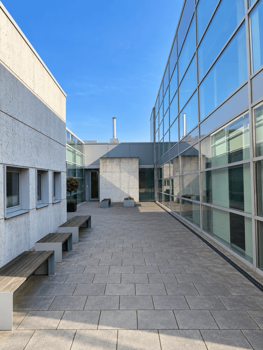 Eingang Innenhof Halle / Lager / Produktion L�bbecke